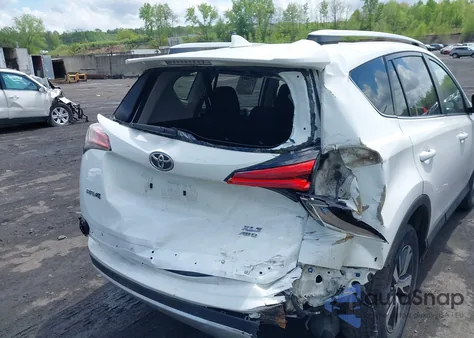 2016 Toyota Rav4 Xle z USA, uszkodzony, nr VIN JTMRFREV0GJ104376